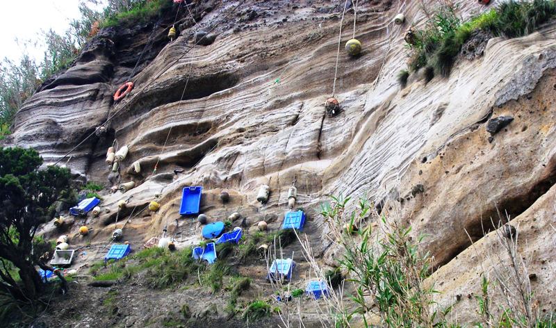 Kunstinstallation am Felsen.JPG