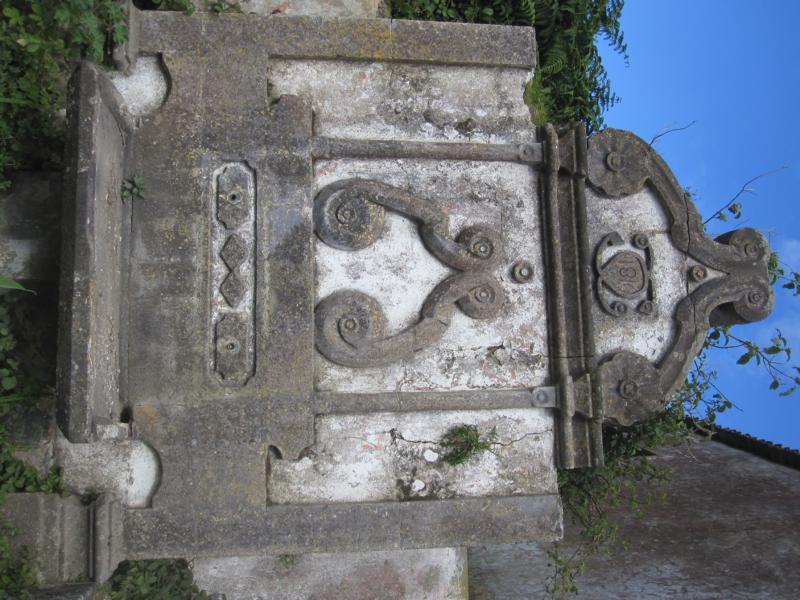 200 Jahre alter Hofbrunnen verfällt.JPG